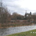 Blick über die Weiße Elster zur Holzbrücke und Veitskirche in Veitsberg