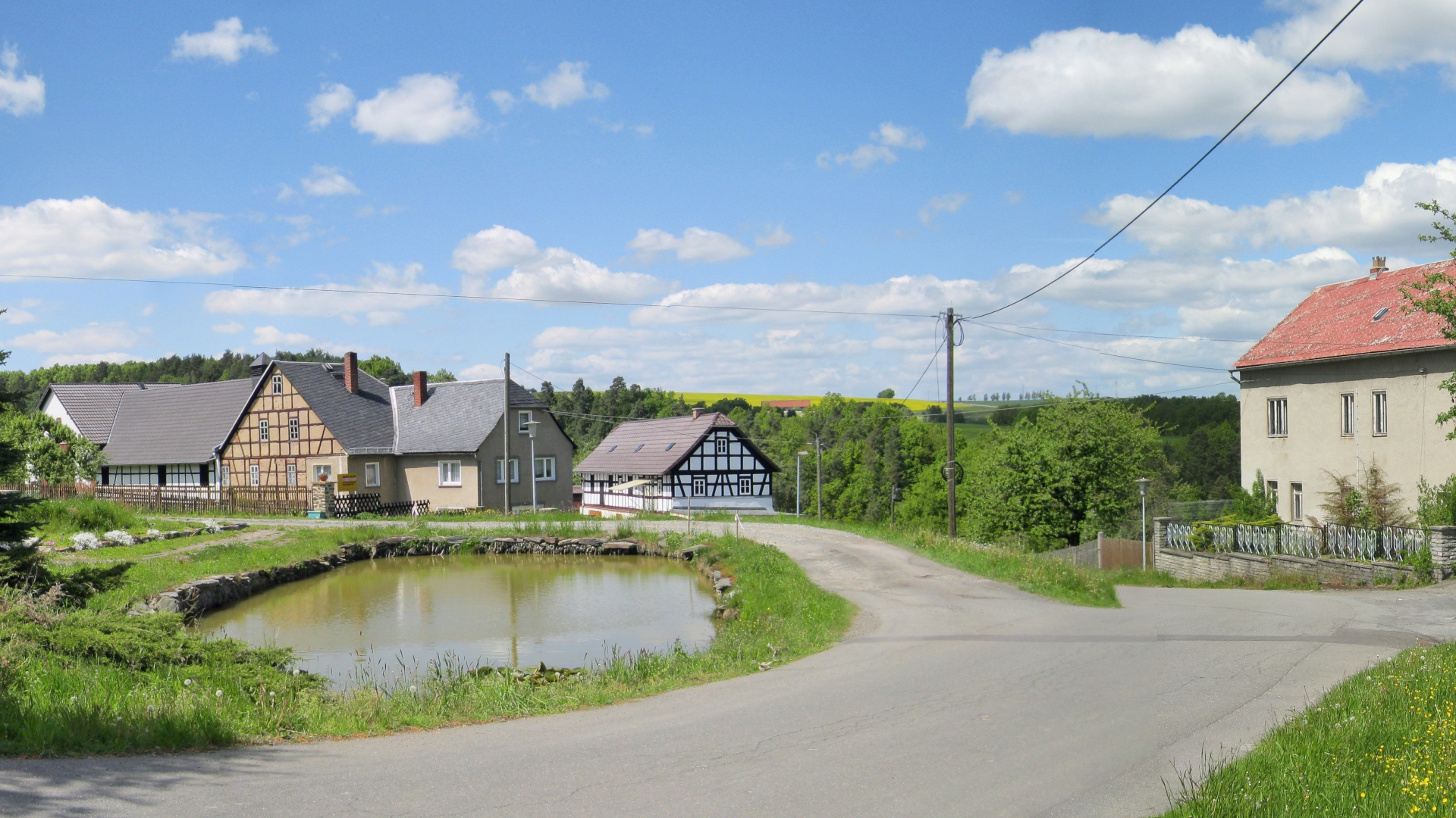 Albersdorf – Ortsansicht mit Blick auf den Teich