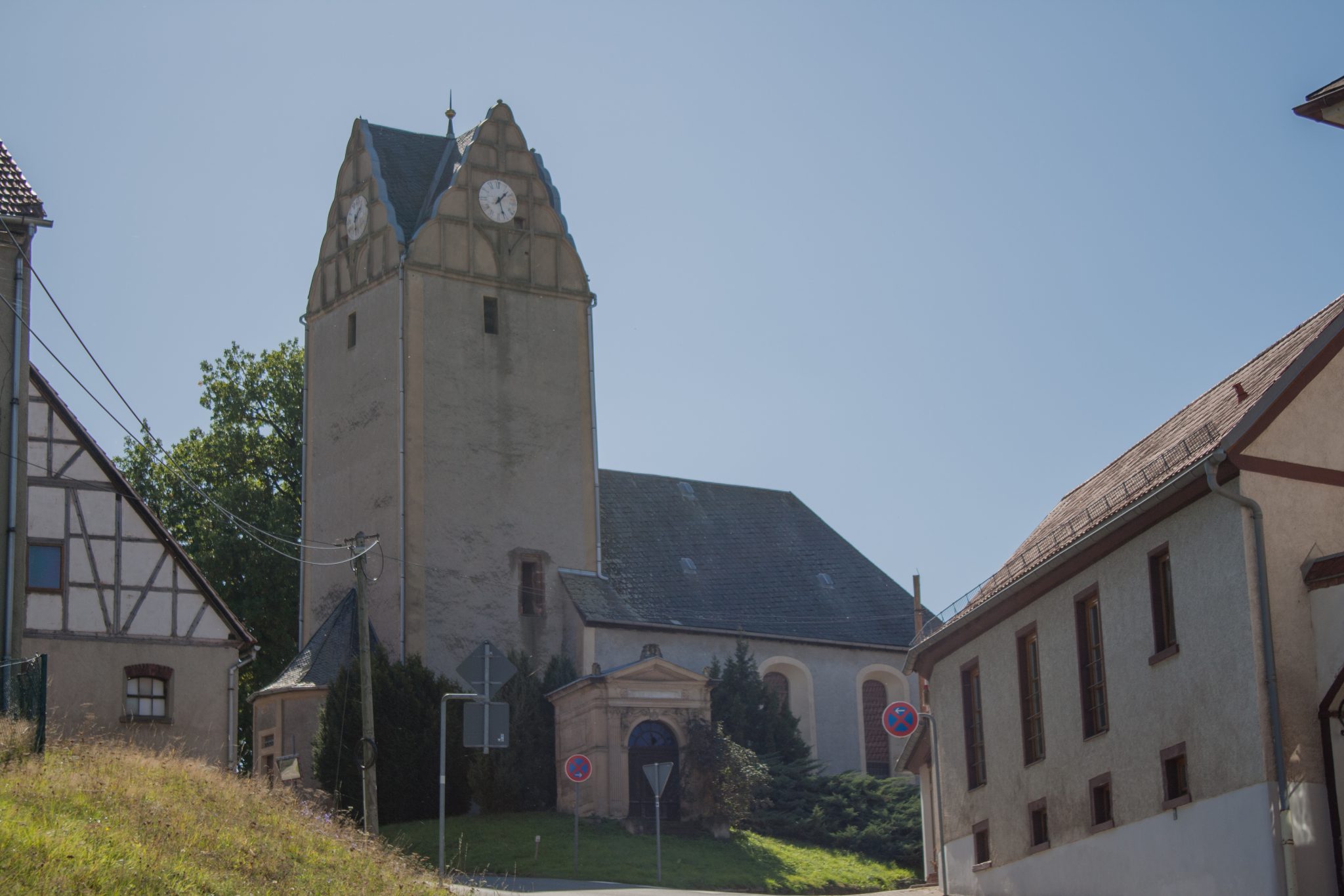Wolfersdorf – Ortsansicht mit Blick auf die Kirche